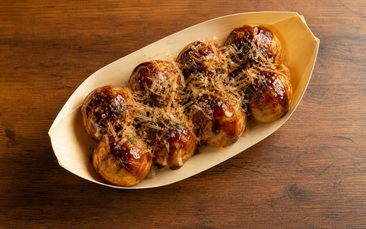 ソースとかつお節ののった焼きたてのたこ焼き
